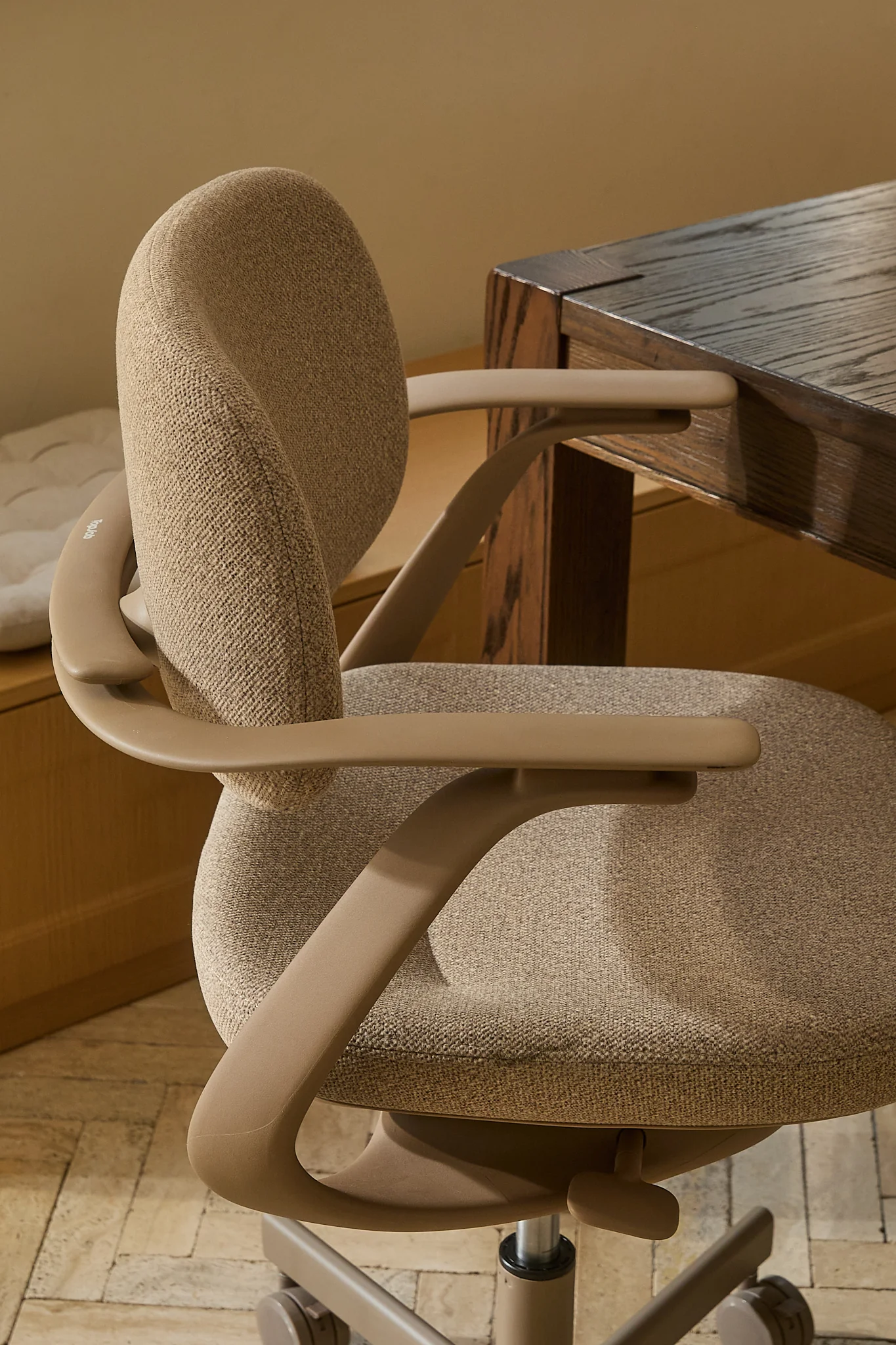BISKIT Ergonomic Chair - Image 8